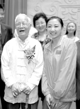 邓铁涛与奥运蹦床冠军何雯娜合影