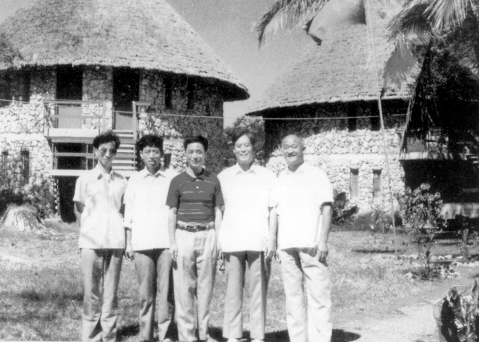 1987年，陆广莘在坦桑尼亚防治艾滋病时和同事合影