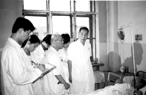 任继学在“八五”攻关课题中查房