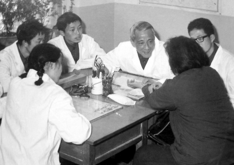 王绵之教授在为学生上教学实践课