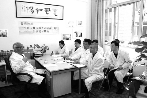 颜德馨在给弟子讲课