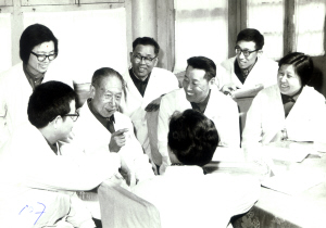 赵炳南与弟子们研讨学术